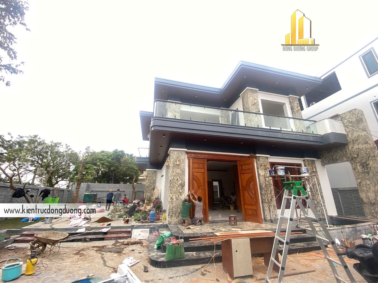 thi công thực tế biệt thự vườn 2 tầng mái nhật